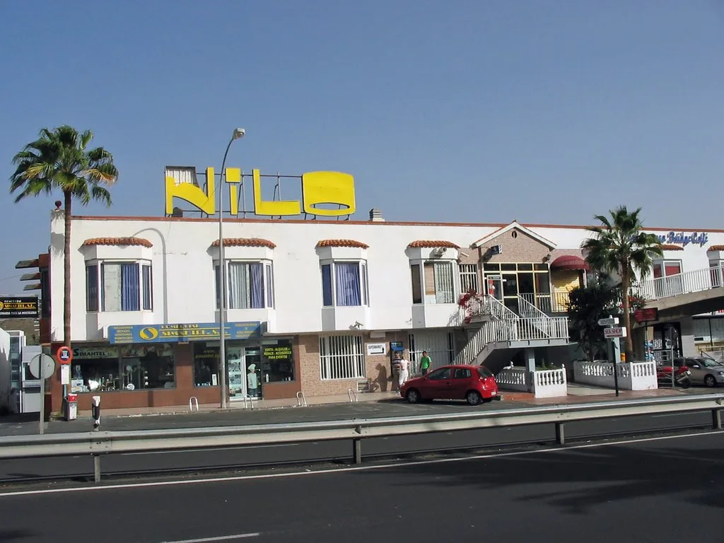 O Centro Comercial Nilo a partir da Avenida de Moya. Procure o grande letreiro amarelo NiLO no telhado.