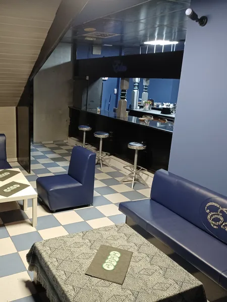 Den roligere loungen, med egen bar