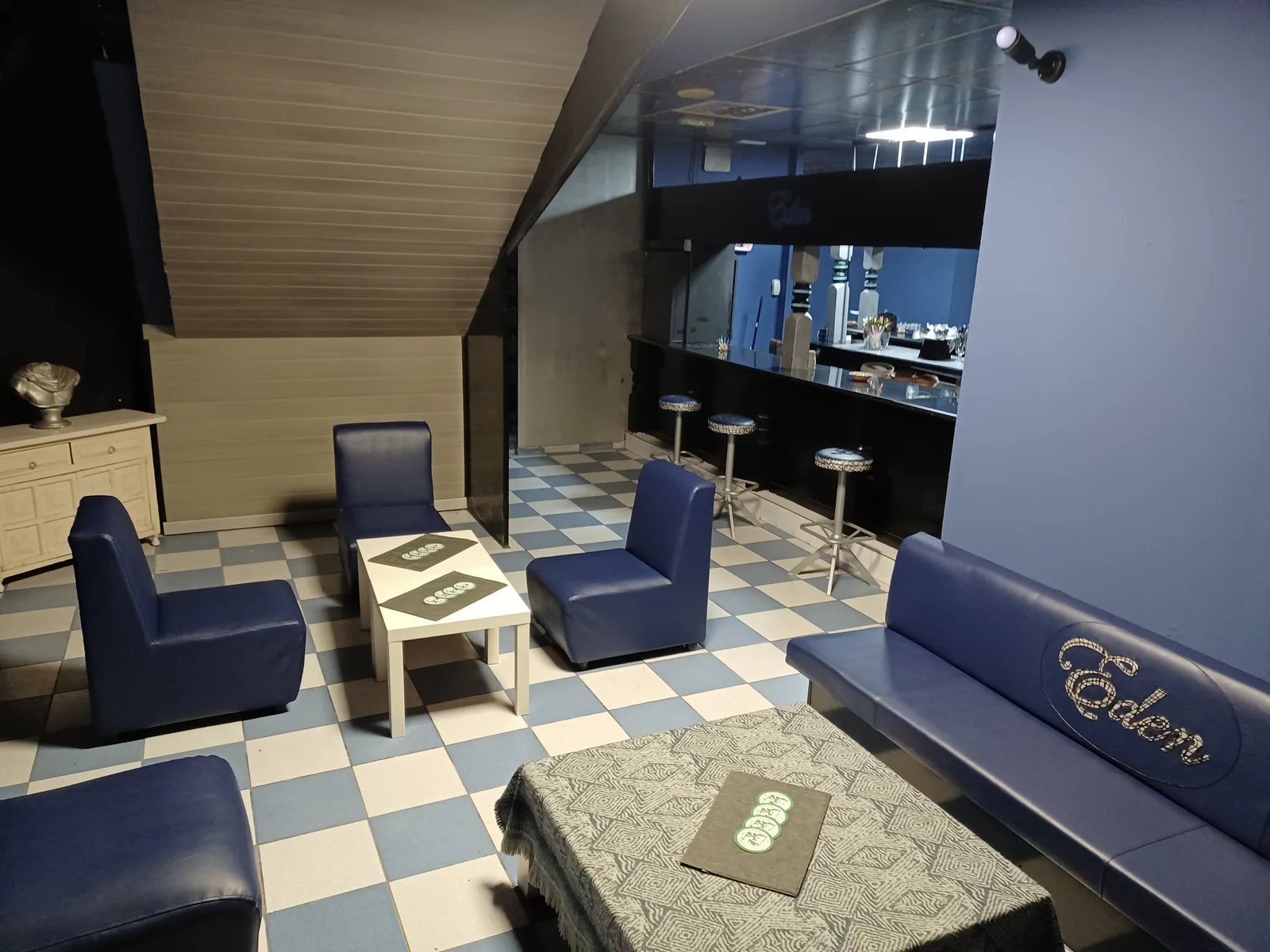 Den roligere loungen, med egen bar
